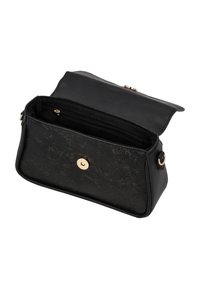 Borsa nera con motivo floreale in rilievo, chiusura a scatto dorata, singolo scomparto e interno rivestito in tessuto. Forma compatta e rettangolare.