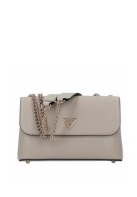 Beige nepleer handtas met een klep, gouden kettingstrap en driehoekig logo-accent. Heeft een soepele textuur en zwarte randen.