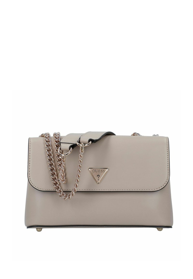 Beige nepleer handtas met een klep, gouden kettingstrap en driehoekig logo-accent. Heeft een soepele textuur en zwarte randen.