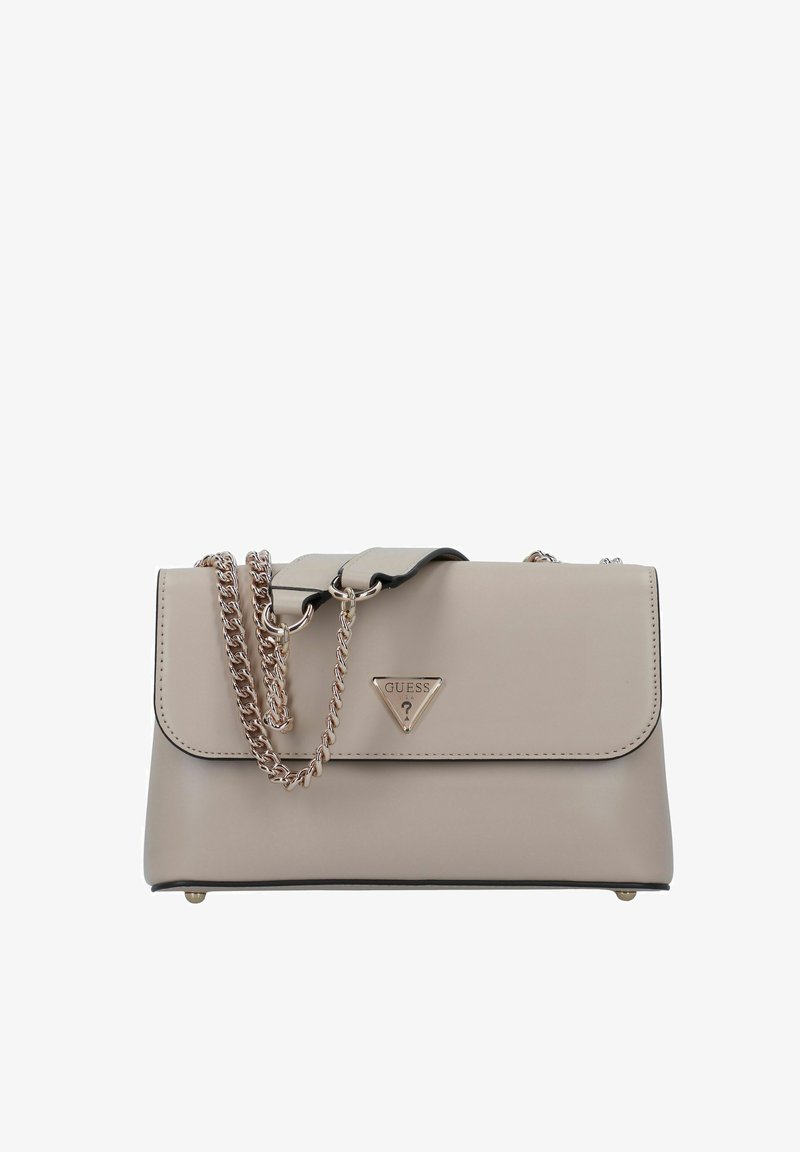 Borsa a tracolla in finta pelle beige con risvolto, catena in tonalità oro e dettagli a forma triangolare. Presenta una texture liscia e bordi neri.