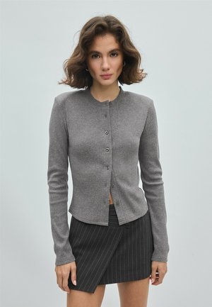 Stradivarius, KNIT CARDIGAN WITH SHOULDER PADS - Gilet - grey