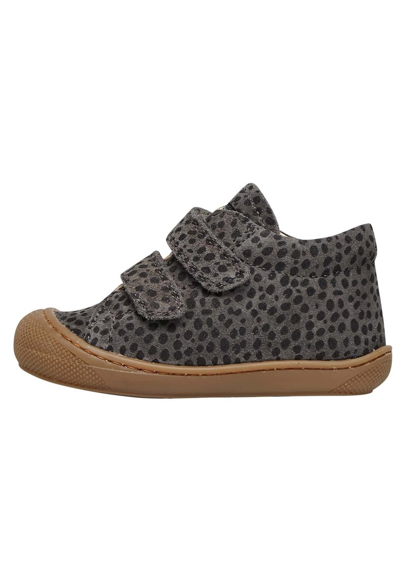 Zapatos de velcro grises con un diseño moteado. Diseño de caña baja, suela de goma, punta redondeada y material superior texturizado.