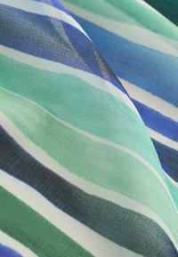 Tissu à texture douce présentant des rayures horizontales ondulées dans des nuances de vert, bleu, sarcelle, blanc et bleu marine.