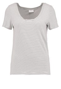 Paski krótki rękaw t-shirt w białym i ciemnoszarym kolorze. Posiada okrągły dekolt oraz miękką teksturę, z równymi poziomymi paskami na całej powierzchni.