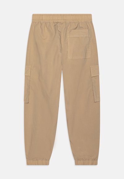 Kaki cargo bukser med elastisk talje, to sidelommer og en baklommer. Lett stoff, tapered ben og elastiske mansjetter.