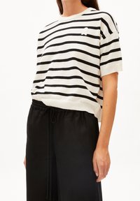 ARMEDANGELS T-shirt med print - off-white