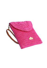 Bolso de mano tejido de color rosa con cierre de solapa, que presenta una correa de hombro marrón y una pequeña etiqueta metálica grabada. Material de crochet texturizado.