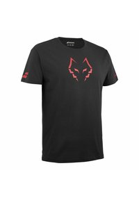 Sort kortærmet T-shirt med rød geometrisk ræveansigt designet på brystet og røde logo accenter på begge ærmer.