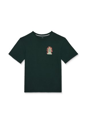 T-shirt noir à manches courtes avec petit motif sur la poitrine représentant un escalier menant à une forme géométrique entourée de fleurs roses.