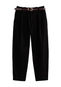Czarne spodnie wykonane z bawełny o luźnym kroju, z przednimi kieszeniami i brązowym skórzanym paskiem. Gładka tekstura, prosty krój nogawek.
