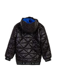 Giacca puffer trapuntata nera con un'esterno lucido, fodera interna blu, cappuccio e polsini elasticizzati neri con il logo "BUGATTI".