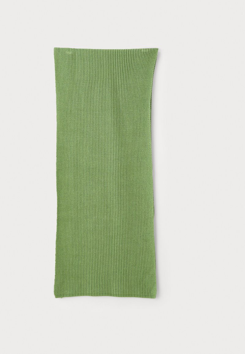 Cachecol verde canelado em forma retangular, tecido texturizado, tons de verde claro e médio, sem detalhes ou padrões visíveis.