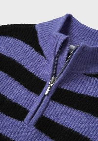 Pullover a righe viola e nere in maglia con colletto con zip. Tessuto testurizzato con maglia a coste attorno al colletto e all'orlo.