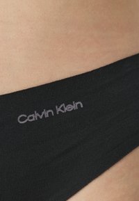 Calvin Klein Underwear BIKINI 3 PACK INVISIBLES COTTON - Slip - black/white/subdued