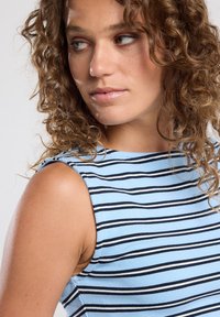 Blue striped sleeveless top made of ribbed fabric, featuring thin navy horizontal stripes on a light blue background. Close-up view.