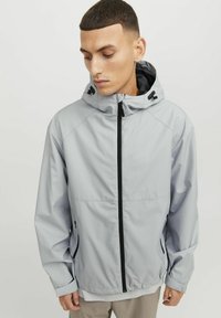 Hellgraue wasserdichte Jacke mit Kapuze, die ein Karomuster aufweist, schwarzen Reißverschluss, Seitentaschen und elastischen Bündchen für einen sicheren Sitz.