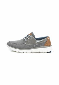 Zapatilla de tela gris con suela de goma blanca. Presenta acentos azules, detalles de cuero marrón y diseño con cordones. Textura suave y forma redondeada.