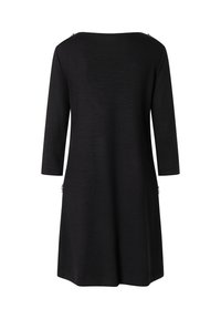Robe noire à manches trois-quarts, décolleté large et accents de boutons sur les côtés ; texture lisse et coupe décontractée.