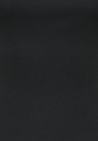 Texture noire unie avec un tissage subtil visible sous l'éclairage.