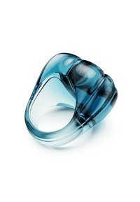 Translucent blå ring med mjuka kurvor och rundad design, som visar modern och elegant hantverk mot en vit bakgrund.
