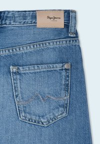 Světle modré džíny z denimu s hnědou koženou etiketou s nápisem "Pepe Jeans London", zadní kapsou se švovým detailem a kovovým zapínáním.