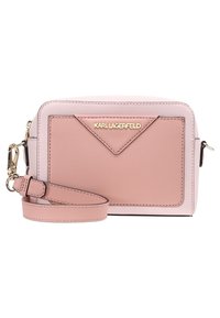 Borsa a tracolla rettangolare rosa in pelle texturizzata, con hardware dorato e un accento triangolare. Presenta una tracolla regolabile e un dettaglio con logo.