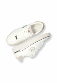 Bílé tenisky s hladkým koženým svrškem, stříbrnými akcenty, plochými šňůrkami a strukturovanou podešví. Obsahují detail loga na boku.