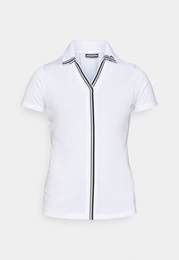 Pólo branco com mangas curtas, decote em V, detalhes em preto riscado ao longo do colarinho e da tapa, feito de um tecido suave e respirável.