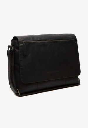 Zwarte leren schoudertas met flapsluiting, een voorvak met rits en een verstelbare schouderband. Heeft een gladde textuur en een minimalistisch ontwerp.