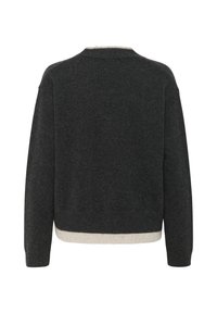 Suéter de punto gris oscuro con cuello redondo, mangas largas y un dobladillo gris más claro. Textura suave con un diseño simple y sin embellishments.