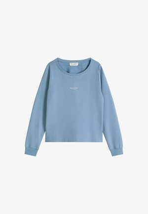 Jasnoniebieska koszula z długim rękawem i okrągłym dekoltem, z małym białym logo "Marc O'Polo" umieszczonym na środku klatki piersiowej.