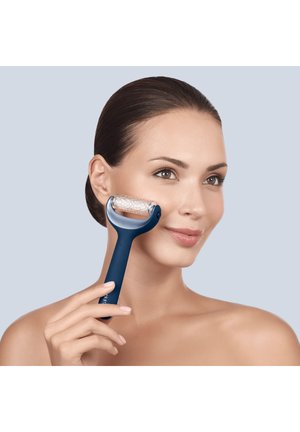 GESKE, MICRONEEDLE FACE BODY ROLLER | 8 IN 1 | SMARTAPPGUIDED - Hudplejeredskab - midnight