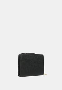 Portafoglio in pelle nera con superficie testurizzata, design compatto e accentuazione in zip color oro. Presenta una chiusura a ribalta.