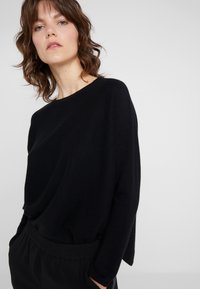 Davida Cashmere CURVED SWEATER - Strickpullover - black