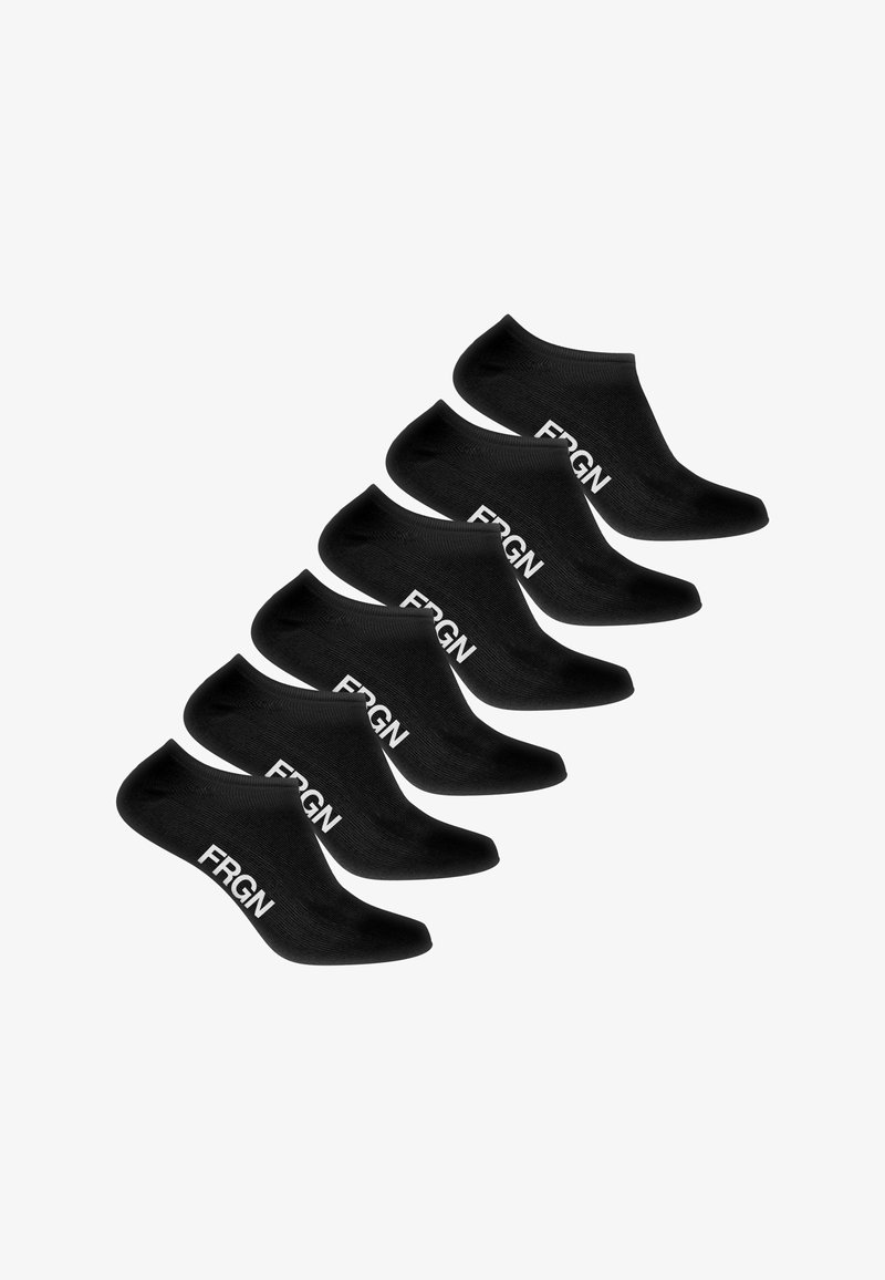Six paires de chaussettes noires à coupe basse avec "FRGN" imprimé en blanc sur le côté, disposées en diagonale sur un fond blanc.