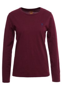 Långärmad vinröd T-shirt i mjuk bomull, med rund halsringning och en liten bl å logotyp på vänster bröst. Slät yta, enkel design.