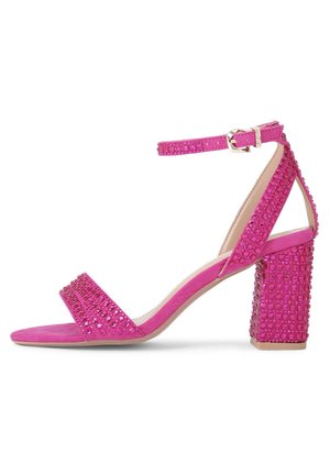 Pink ruskinds sandal med høje hæle med ankelrem, åben tå og blokhæl dekoreret med matchende pink rhinsten.