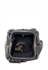 Černá kožená kabelka s měkkým tvarem a nařasenými detaily. Vnitřek obsahuje zlaté kovové prvky, řetízek a zipovou kapsu na tmavé látkové podšívce.