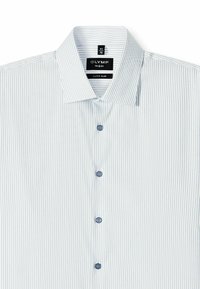 Weißes Hemd mit blauen vertikalen Streifen, super schmale Passform, spitzer Kragen, fünf Knöpfe und ein Etikett mit der Aufschrift "OLYMP" in Größe 41/16.