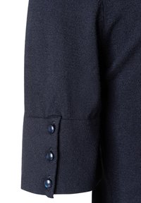 Dunkelblau gestrickter Pulloverwärter mit drei passenden runden Knöpfen an der Manschette, die Struktur- und Nähdetails zeigen.