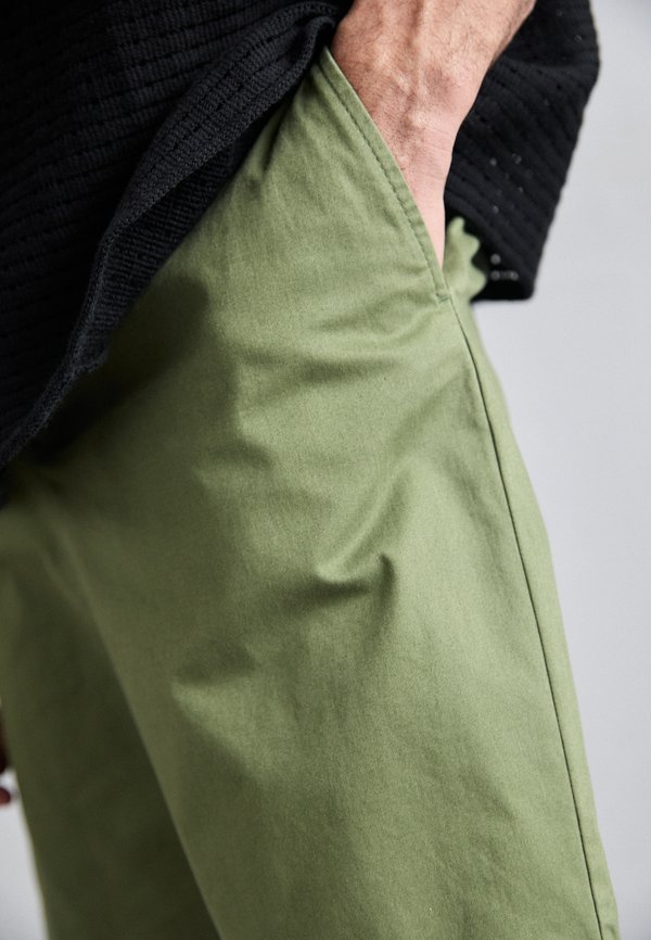 SHANE CLOUD - Shorts - olivine2