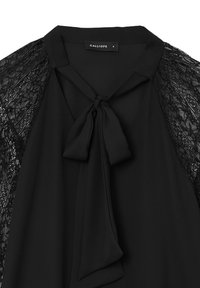 Schwarze Bluse mit Spitzenärmeln und einem Schleifenkragen, ausgestattet mit einem Kragen und einem Etikett der Marke "Calliope".