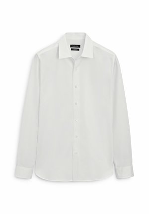 Camicia bianca a maniche lunghe con bottoni, colletto appuntito e polsini, mostrata distesa su sfondo bianco.