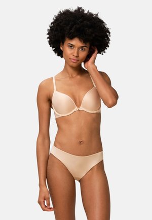 Beiger, gepolsterter BH mit verstellbaren Trägern und glatter Textur. Kombiniert mit passenden Bikini-Slips in niedriger Taille, beide nahtlos gestaltet.