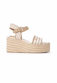 Sandale compensée avec rayures beige et blanches, bride cheville avec boucle dorée, et semelle plateforme en corde tressée.