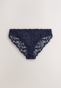 Tamsiai mėlynos nėrinių kelnaitės su gėlių raštu ir banguotais kraštais, su permatomu atviru atgaliu. Minkšta tekstūra pabrėžia subtilų dizainą.