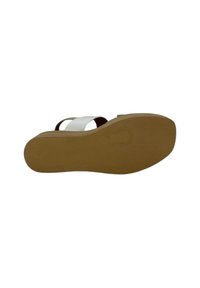 Sandalo bianco in pelle con due cinturini larghi e suola in gomma marrone texture. Il design è open-toed senza hardware visibile.
