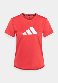 Camiseta deportiva roja hecha de un tejido transpirable, con mangas cortas y un diseño de logo triangular blanco en el pecho.