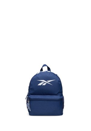 Mochila azul marino con bolsillo frontal con cremallera y logo blanco en el compartimento principal, equipada con asa superior y bolsillo lateral de malla.