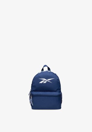 Granatowy plecak z przednią kieszenią na zamek i białym logo na głównej komorze, wyposażony w górny uchwyt i boczną siatkową kieszeń.